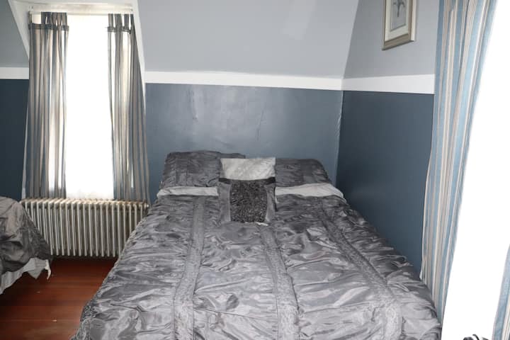 חדר שינה ראשי בקומה השנייה עם חדר שינה 1