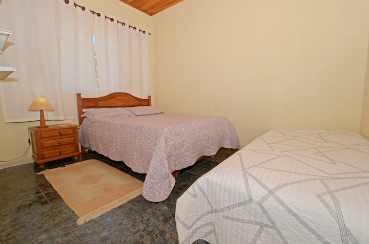 חדר שינה 1 - מיטה זוגית אחת ושתי מיטות יחיד 