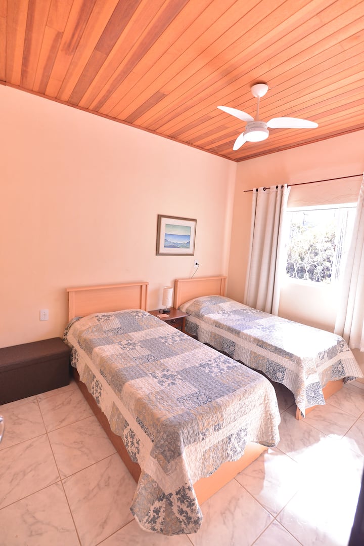 חדר שינה 2 -  3 מיטות יחיד (מיטת יחיד אחת, נמוכה, נפתחת) 