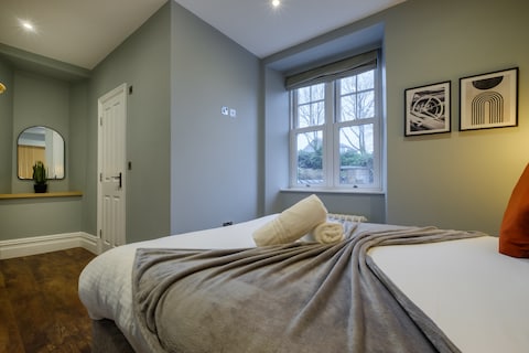 Modern 6BR/4Bath in the heart of #LakeDistrict