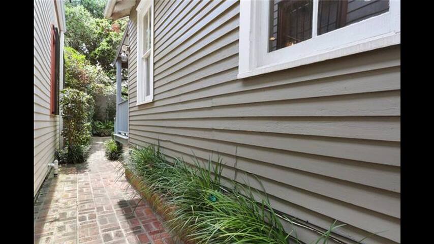 Gated Home with Parking and Guesthouse gallery image 3