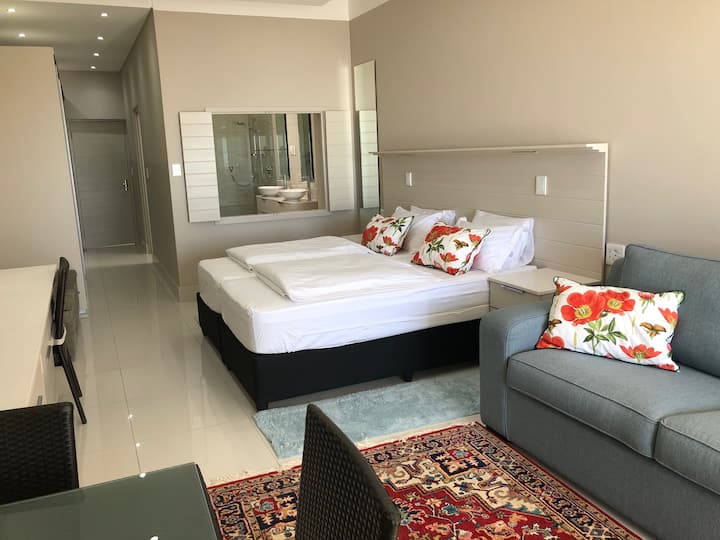 La disposition des intérieurs du studio est similaire