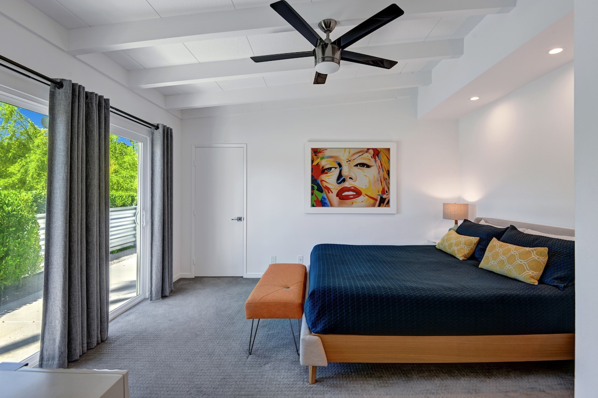 Veľká primárna vlastná kúpeľňa s manželskou posteľou Cal King s novým HD televízorom (nezobrazuje sa).