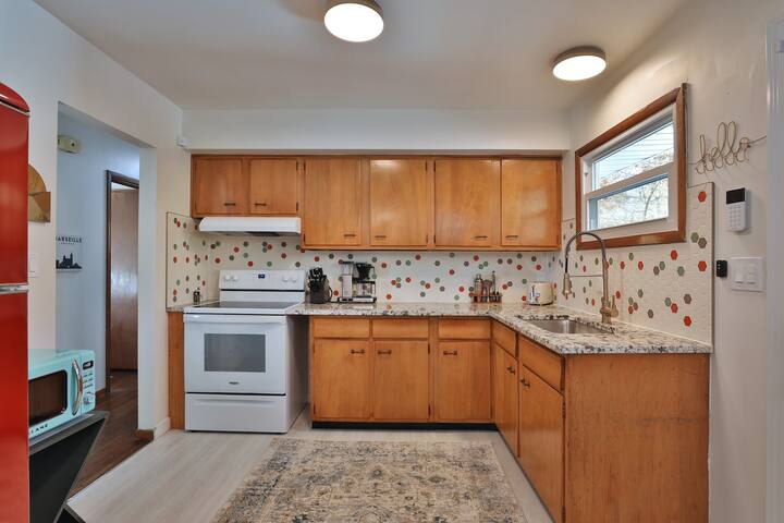 Overlook – Private Hot Tub! King bed in Ranch Home gallery image 5