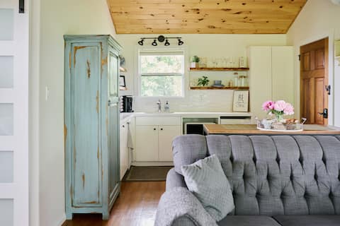 Successful Airbnb property: Inn The Orchard, Modern Log Cabin, on water edge in Lincoln