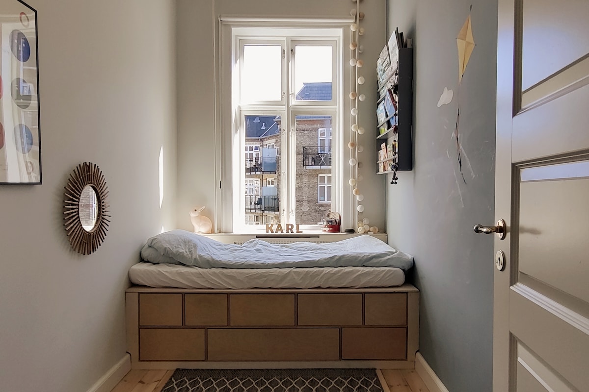 Dodatna spavaća soba koja se trenutačno koristi za našeg sina. Krevet je dimenzija 90 x 190 cm, pa je prikladan i za stariju djecu ili odrasle. 
Ako je potrebno, na pod možete staviti i dodatnu madru (70 x 190 cm) ako netko želi tu spavati.