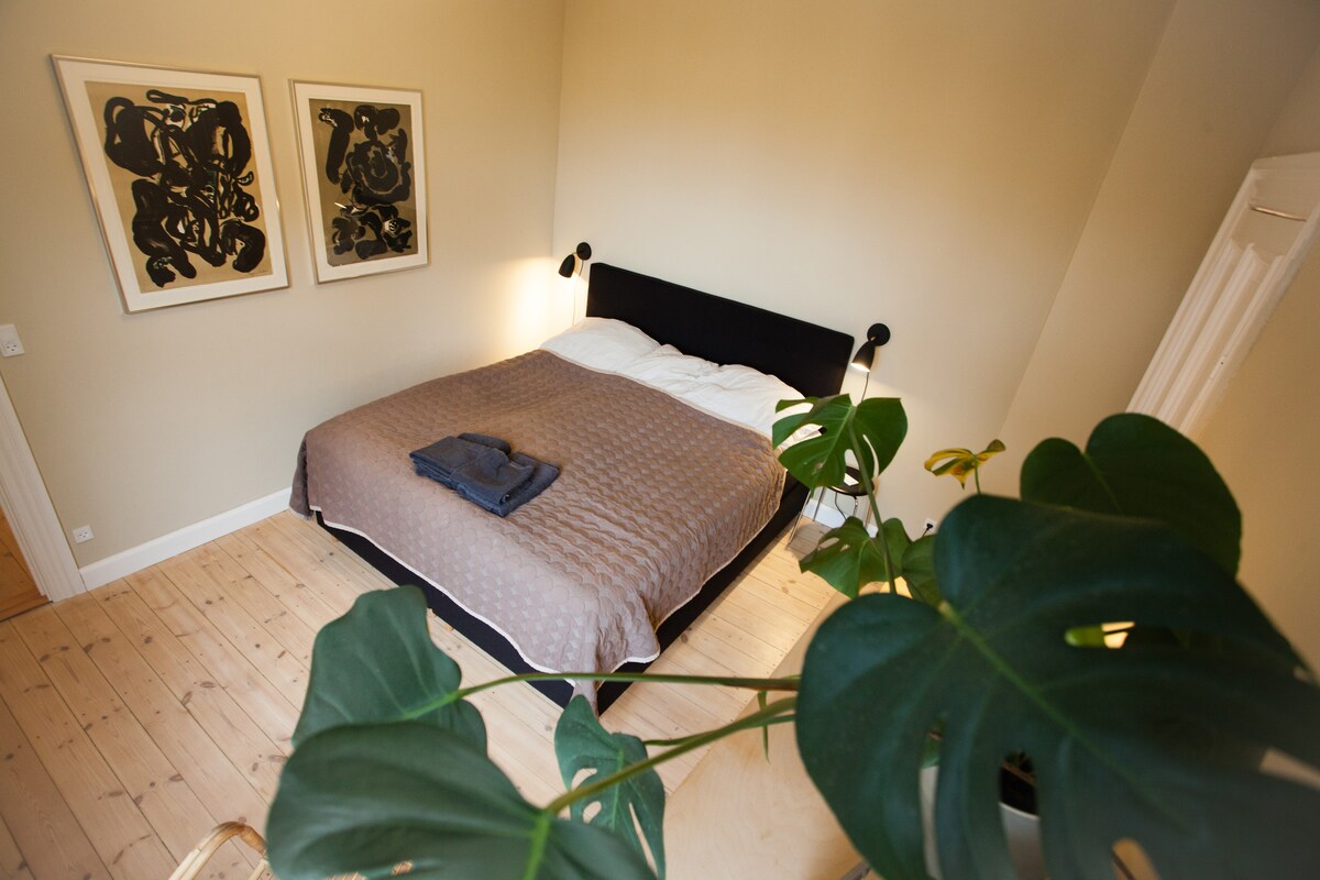 Bračni krevet (180 x 200 cm) u tihoj spavaćoj sobi s prozorom prema unutrašnjem dvorištu. 