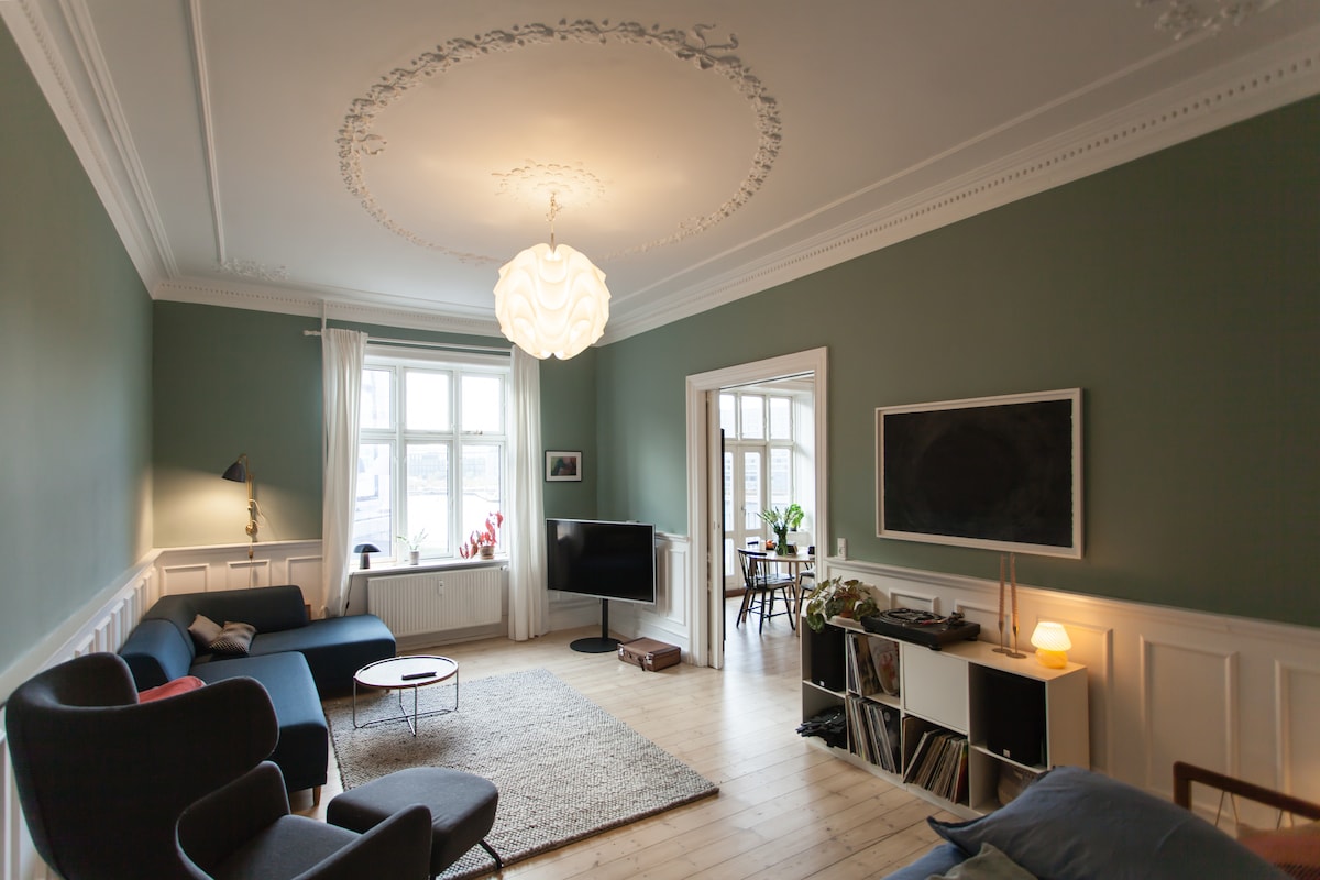 Dnevni boravak s izvornim stropom iz 1905. godine i prekrasnim pogledom na luku u unutrašnjosti Kopenhagena