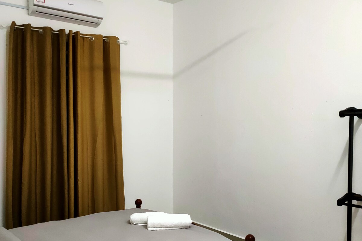 GLAVNA SPAVAĆA SOBA SA SPOJENOM KUPAONICOM