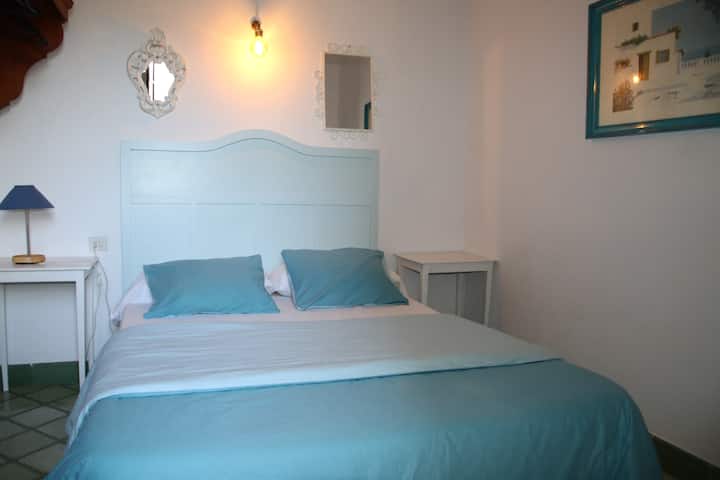 habitación con cama doble