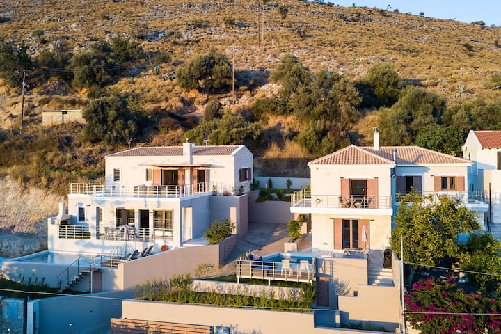 Modern Villas with nature views, 6 BD, 2 pools!