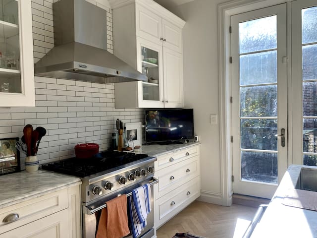 Elegant and Spacious Mid-Century Brownstone gallery image 2