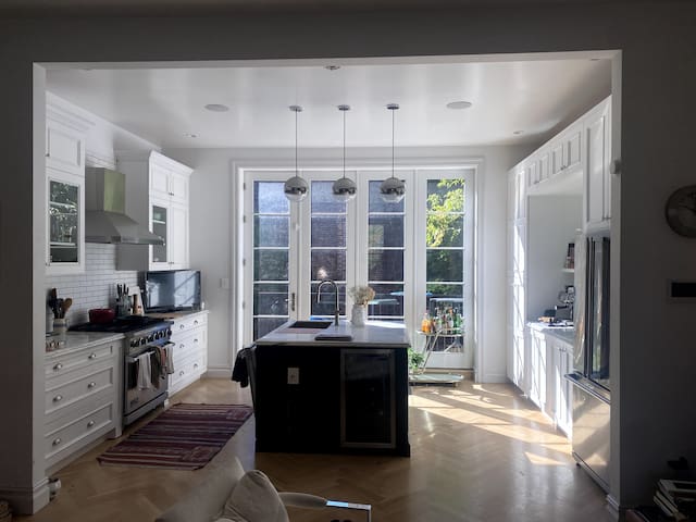 Elegant and Spacious Mid-Century Brownstone gallery image 3