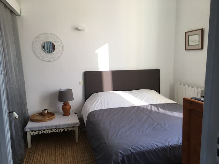 Two quiet and bright rooms in West Nice
