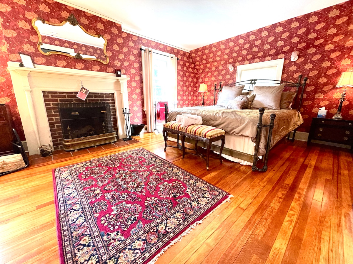 „Priscilla“, apartmán King je najväčšia spálňa na poschodí.  Tapetu si vybral dizajnový tím z filmu, ktorý tu bol natočený v roku 2019.  Majitelia sú zariadení starožitnými a vintage nálezmi a udržiavali retro pocit nažive.