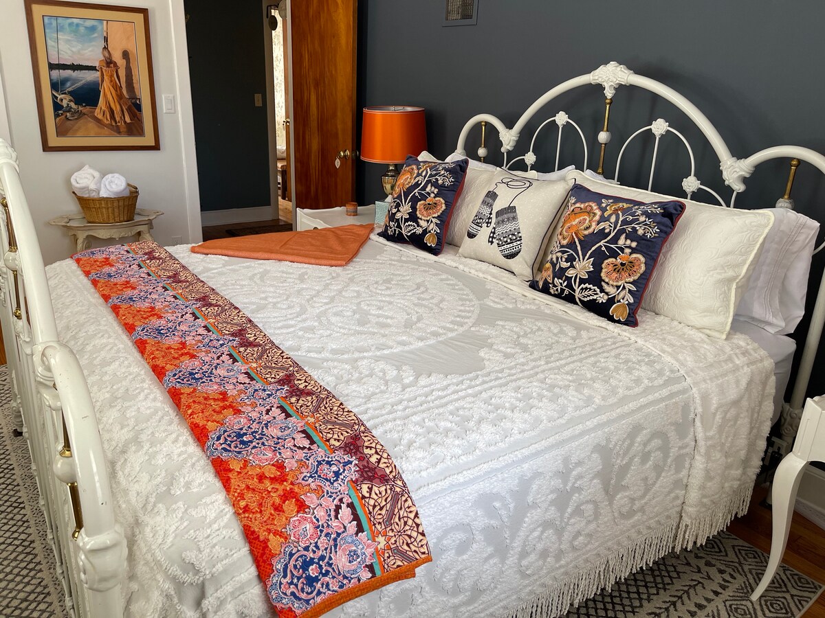 Vychutnajte si spálňu s manželskou posteľou King - „Meadow“, pomenovanú podľa jej výhľadu na lúku.  Priestranná izba s toaletou, posedenie a originálne umelecké diela od majiteľa z nej robí krásne útočisko.