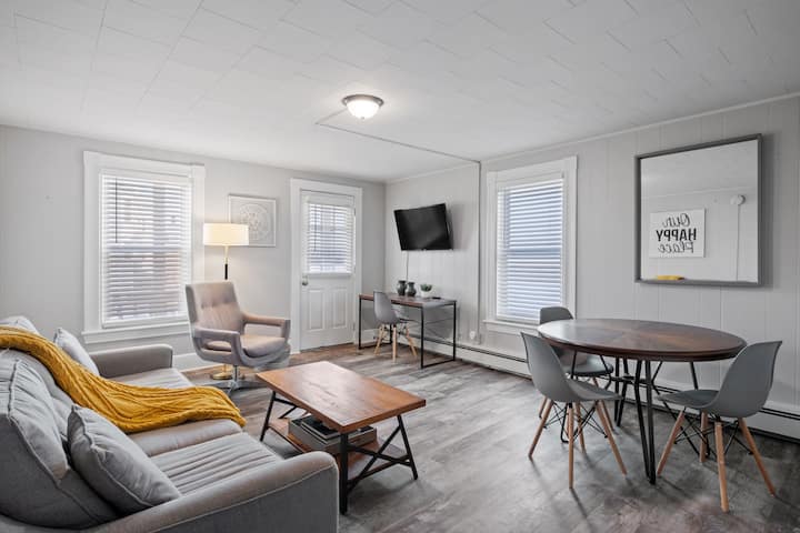 Stylish & Large Top Floor W/ Private Front Porch - Manchester, NH