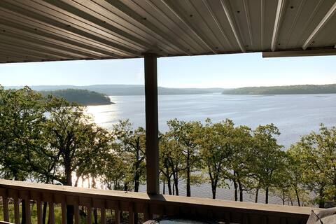 Lakefront Retreat - Stunning Views & Huge Kitchen