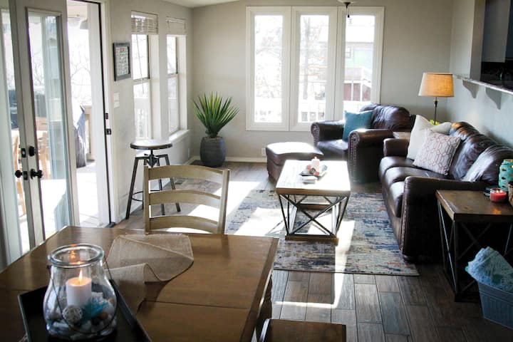 Sala de sol y comedor. Excelentes vistas al lago desde esta habitación. El sofá es una cama extraíble de tamaño completo con capacidad para 2 personas.
