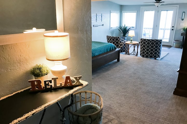 Gran dormitorio principal con ventanas y puertas francesas que ofrecen excelentes vistas al lago. Capacidad para 2 personas. TV inteligente con Roku.