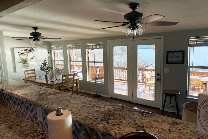 Chumba cha Jua na Sehemu ya Kula. Mwonekano mzuri wa ziwa kutoka kwenye chumba hiki.