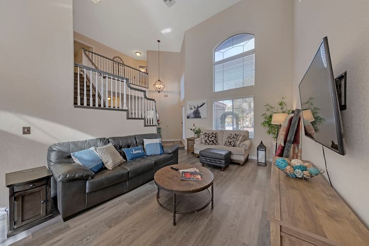 Beautiful Spacious Home. Pool, SPA & Yard Games!