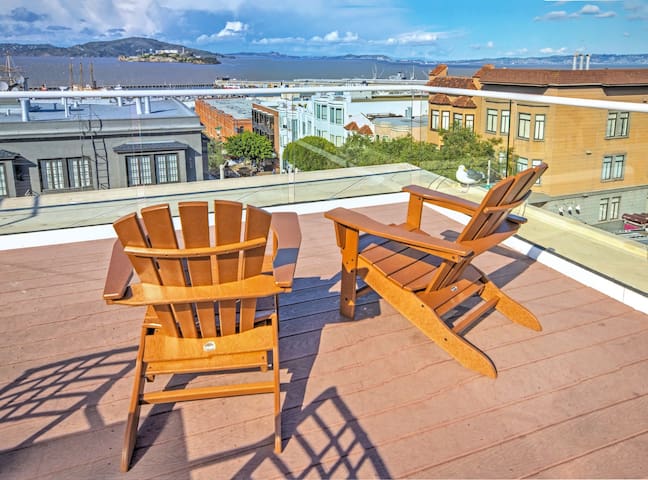 2 Bedroom Suite with Bay Views from Rooftop Deck!