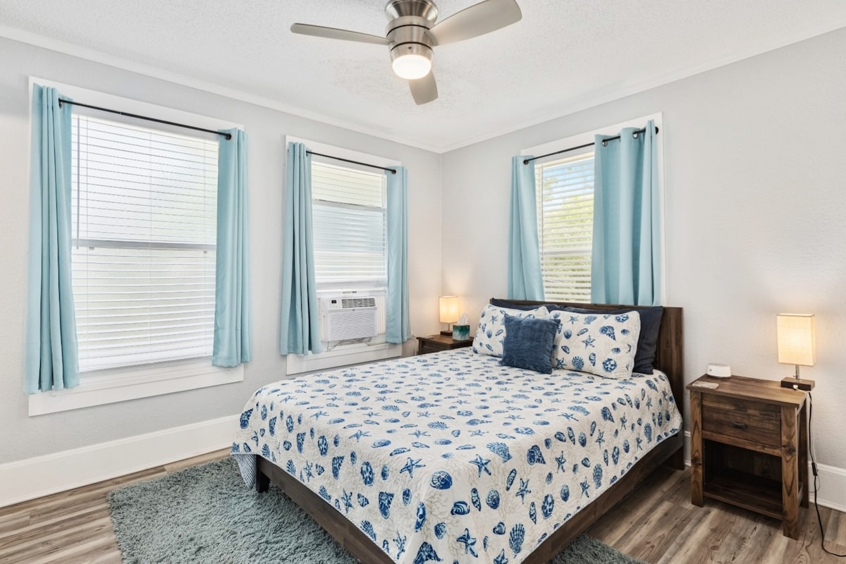 The bedroom has a very comfortable queen sized bed fitted with bamboo sheets.