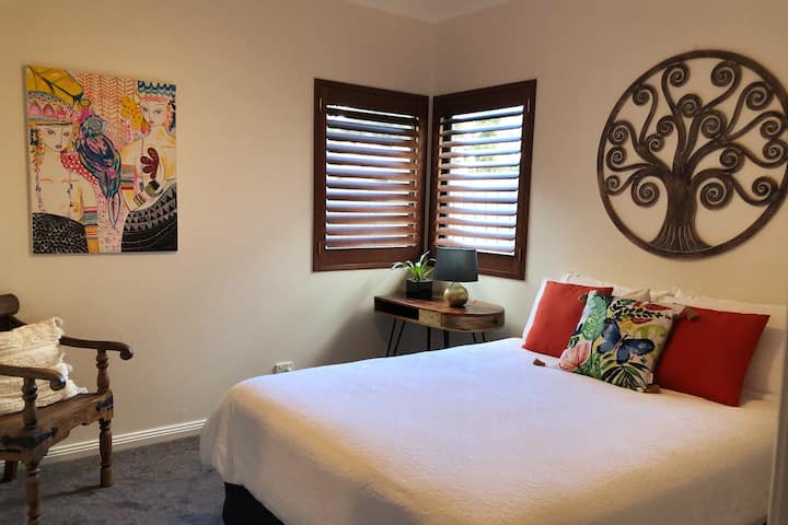 Спалня 2 с двойно легло, вграден гардероб с допълнителни възглавници и одеяло