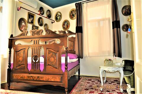 Social 6 bedroom house with garden in perfect location