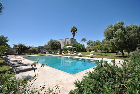 Prestigious farmhouse with pool near beaches