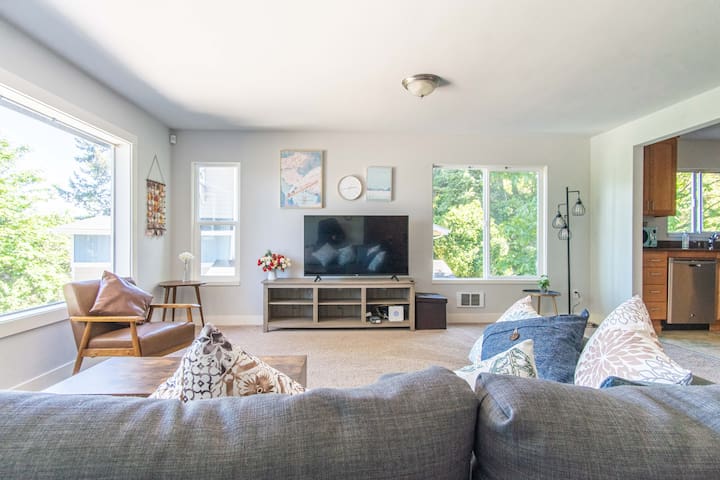 4b2b Upper Unit @S Seattle w/ Panoramic Lake View