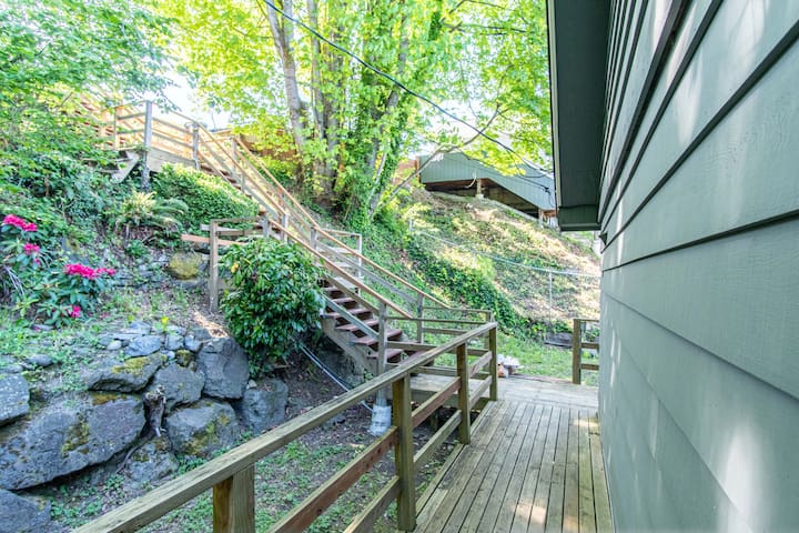 4b2b Upper Unit @S Seattle w/ Panoramic Lake View gallery image 4