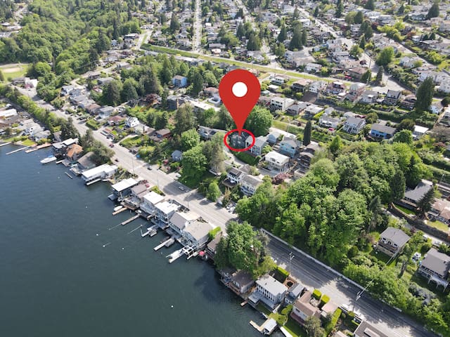 4b2b Upper Unit @S Seattle w/ Panoramic Lake View gallery image 3