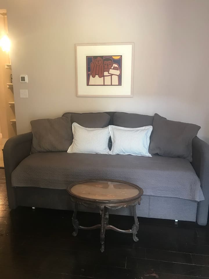 ספה נוחה לצפייה בנטפליקס! הופך גם לשתי מיטות נפרדות עם מזרני ספוג זיכרון. 