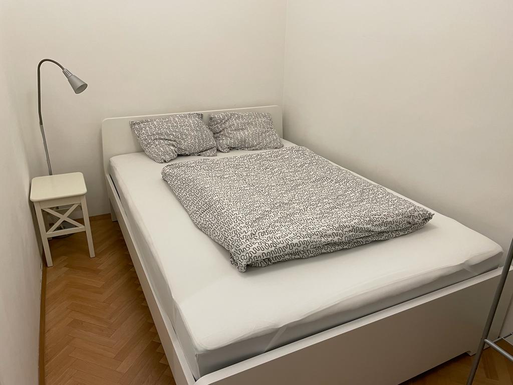 卧室： 140x200的床