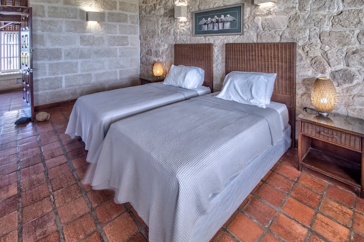 Nyumba: Chumba cha kulala cha 3 kina vitanda viwili, kabati na bafu la ndani. 