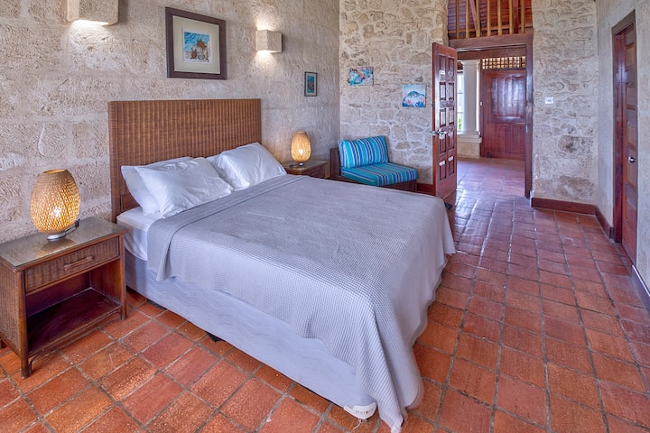 Chumba cha kulala cha watu wawili ni 'chumba cha kobe', na  kina kitanda cha malkia, chumba cha kuweka nguo na bafu.