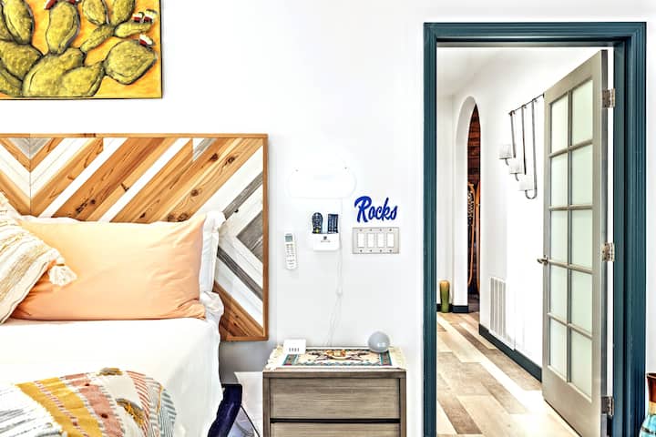 The "Rocks" master bedroom features a large comfortable king size bed with luxury percale cotton sheets. The bed is also adjustable via a remote control. 