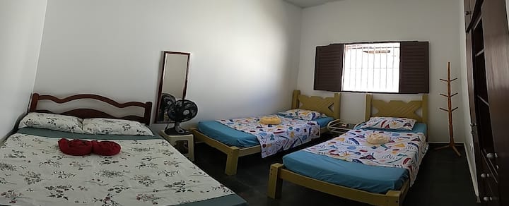 बेडरूम 1: इसमें 01 डबल बेड, 02 सिंगल बेड, 01 बेडसाइड टेबल, 01 वॉल मिरर, 01 कपड़ों का रैक, 01 पंखा और अलमारी है।