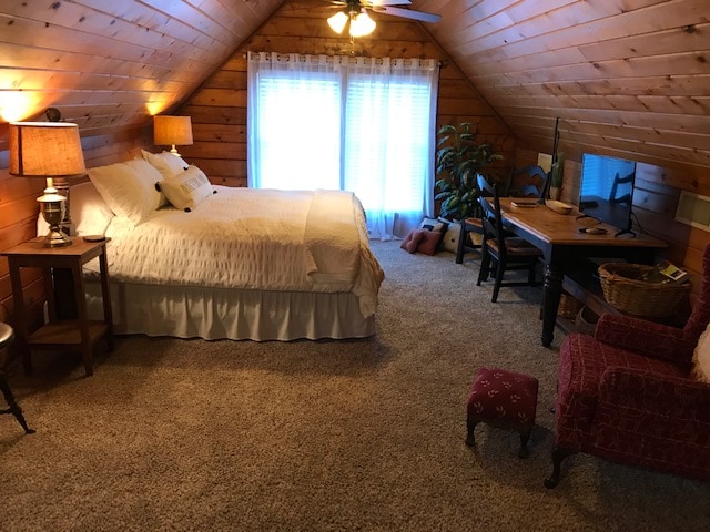 Елегантна, МНОГУ ГОЛЕМА спална соба, со вкусен вестерн декор.  Многу убаво за ноќевање, па дури и за одмор за работа.  На спротивниот крај има простор за седење со четири викторијански столови.