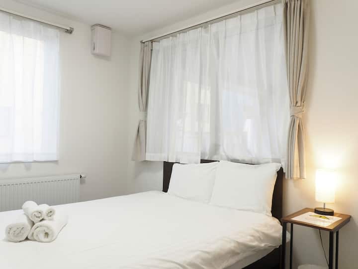 パネルヒーター・エアコン完備1階寝室（シングルベッド2台）