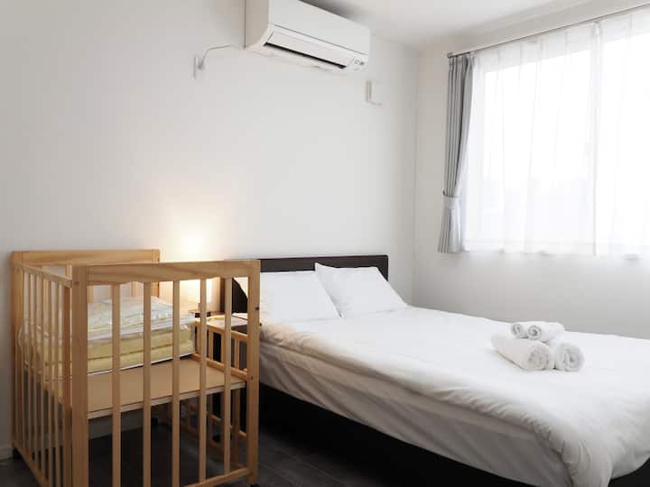 3階ベッドルーム。ダブルベッド1台、
シングルベッド1台、ベビーベッド1台