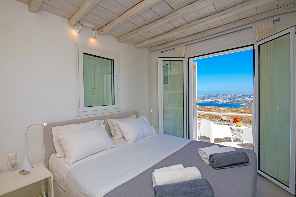 ห้องนอนใหญ่ 2 ห้องพร้อมวิวเมืองมิโคนอสและวิวเมืองมิโคนอส