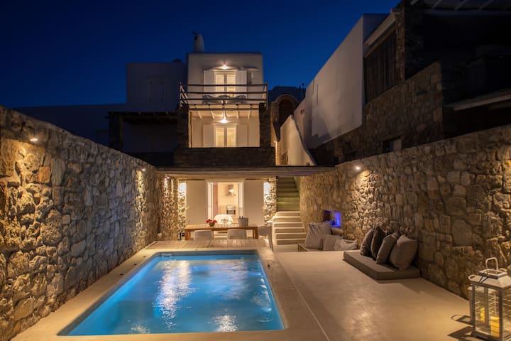 Mykonos Actor’s Villa. 2 BDRs, private mini-pool.