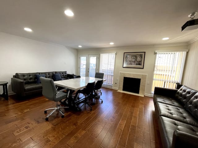 Downtown/Whole Foods HQ – Executive Road Suite