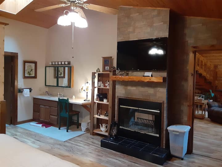 Apartmán s hlavnou spálňou s TV s plochou obrazovkou nad krbom, umývadlom, umývadlom, zrkadlovými skrinkami a skrinkami.  Dvere vedú do súkromného Master Bath/Laundry Alcove.  Vlastný vchod na pripojenú zástenu.