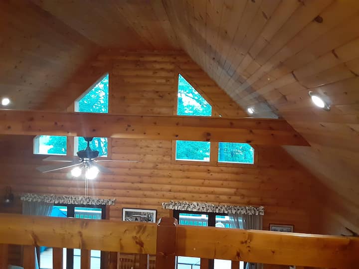 Trapezoidné okná a stropný lúč z podkrovia.