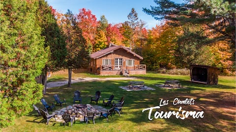 Riverside Log Cabin with BBQ, Hot Tub & Fireplace