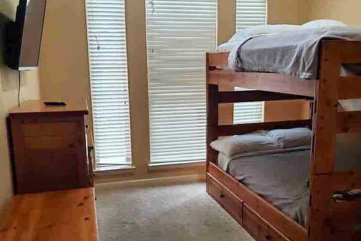 Literas de tamaño adulto (completas) y dormitorio con TV inteligente